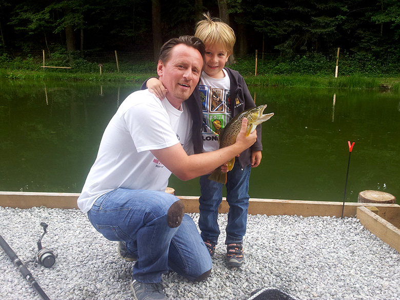 Angelteich Salzburg Kasern – Fischen, Grillen, Chillen Angelteich Salzburg Kasern – Fischen, Grillen, Chillen