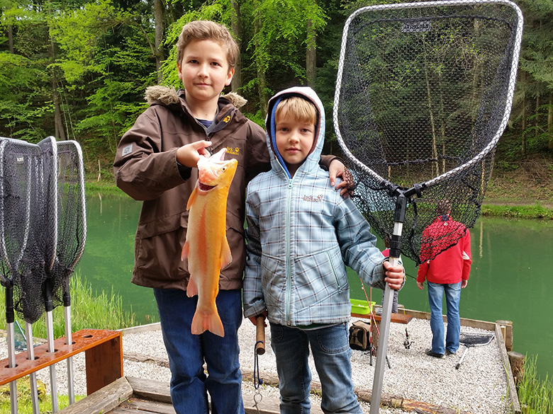 Angelteich Salzburg Kasern – Fischen, Grillen, Chillen Angelteich Salzburg Kasern – Fischen, Grillen, Chillen